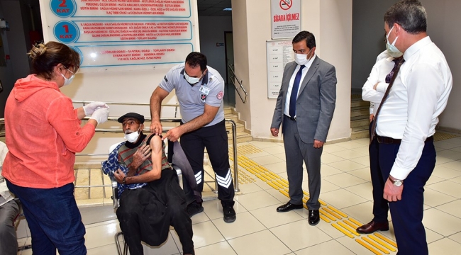Malatya Valisi Baruş'un ricasıyla aşı oldu